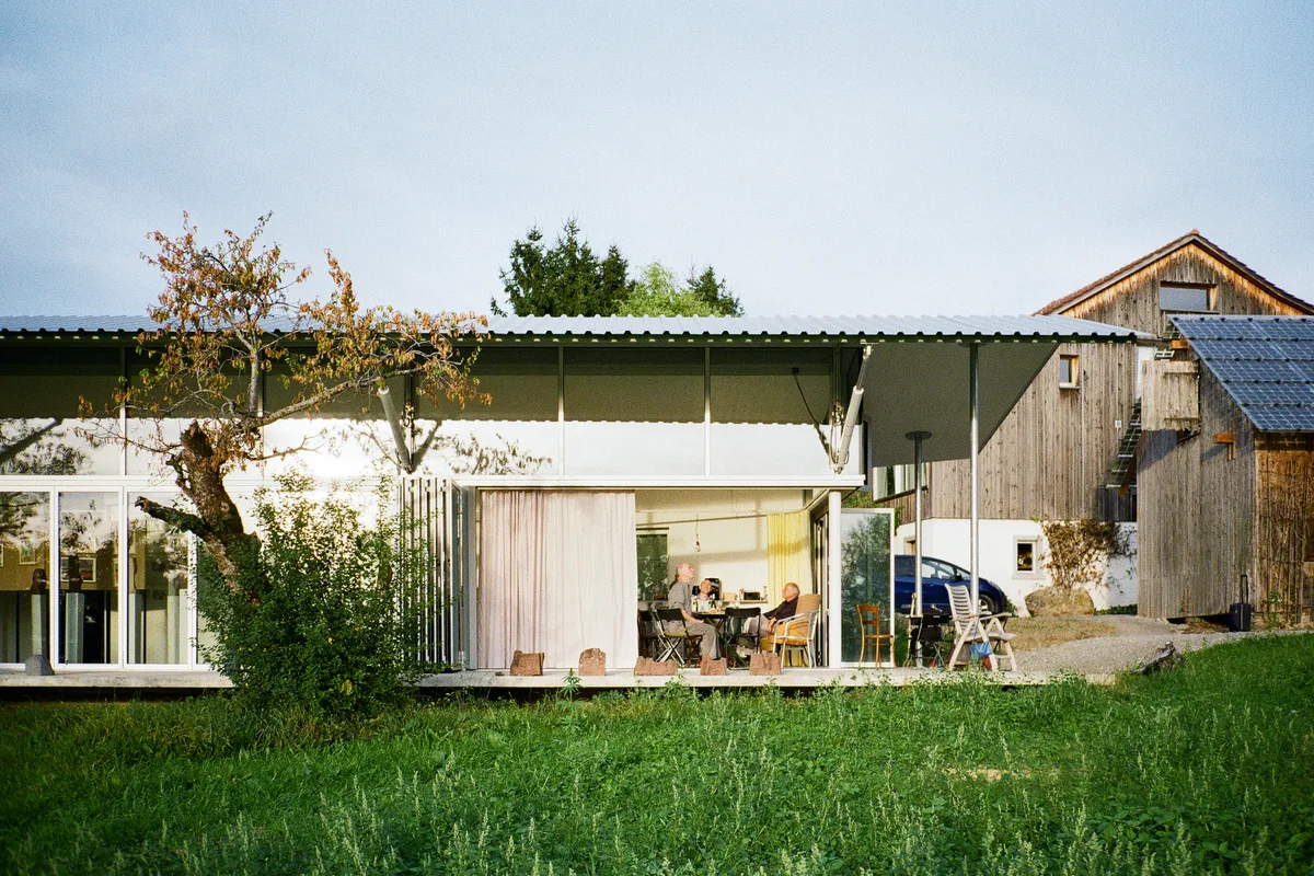 Ein Ort für (fast) alle: Das prämierte Gebäude steht in Wernetshausen und bildet einen Treffpunkt für die Bevölkerung. Aussenansicht des House for almost everything in Wernetshausen.